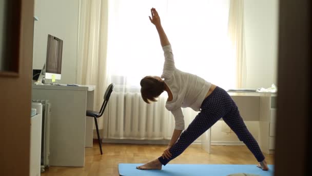 Vrouw Oefent Yoga Oefeningen Online Thuis — Stockvideo