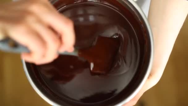 Zelfgemaakte Vloeibare Zwarte Chocolade — Stockvideo