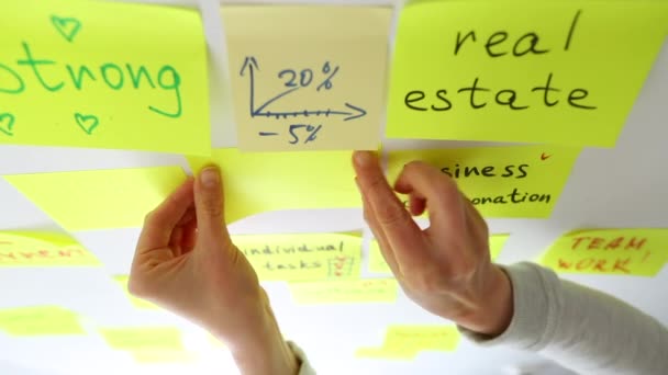 Mulher Negócios Escreve Notas Usando Adesivos Post Papel Brainstorming Trabalho — Vídeo de Stock