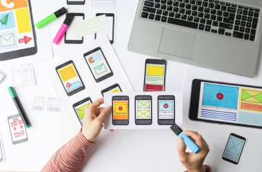 Web tasarımcısı akıllı telefon için uygulamalar geliştirir. Cep telefonu için arayüzü çiziyorum. Kullanıcı deneyimi.