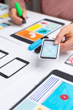 Web tasarımcısı cep telefonu uygulamaları için çizimler çizer. Akıllı telefon için deneyimli bir kullanıcı arayüzü geliştirilmesi.
