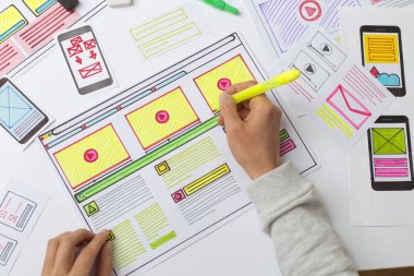 Web tasarımcısı masaüstündeki uygulamalar için çizimler çizer. Kullanıcı arayüzü geliştirme. UX / UI Tasarım Kavramı.