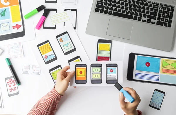 Tworzy Aplikacje Dla Smartfona Rysowanie Interfejsu Dla Telefonu Komórkowego Doświadczenie — Zdjęcie stockowe