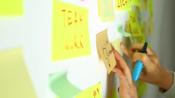 Brainstorming Alla Gente Affari Che Scrive Note Idea Sulle Carte — Video Stock