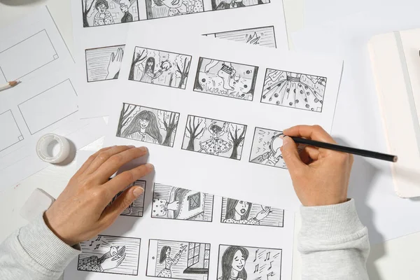 アニメーターアーティストは鉛筆で漫画のストーリーボードを描きます ビデオ映画のためのプリプロダクション デザイナーは漫画のスケッチを作成します — ストック写真