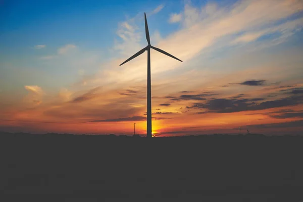 Windkraftanlage Vor Dem Hintergrund Des Abendhimmels — Stockfoto