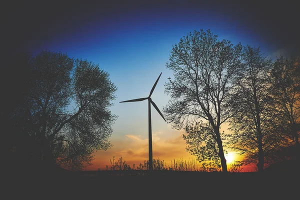 Turbina Wiatrowa Wieczornym Niebie — Zdjęcie stockowe