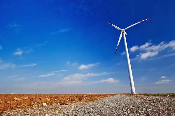 Windmolen Aan Het Einde Van Weg — Stockfoto