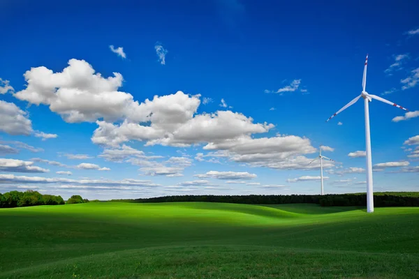 Usina Eólica Entre Campos Verdes — Fotografia de Stock