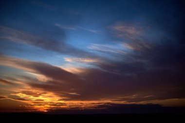 Gün batımından hemen sonra güzel gökyüzü