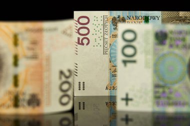 Üç PLN banknotu. Birbiri ardına yığılmış banknotlar.