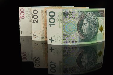 Üç PLN banknotu. Birbiri ardına yığılmış banknotlar.