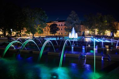Lublin 'de gece vakti aydınlatılmış çeşme