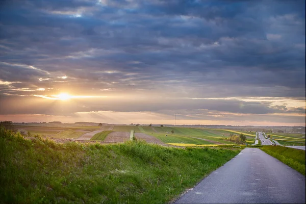 Asphaltstraße Und Drumherum Grün — Stockfoto