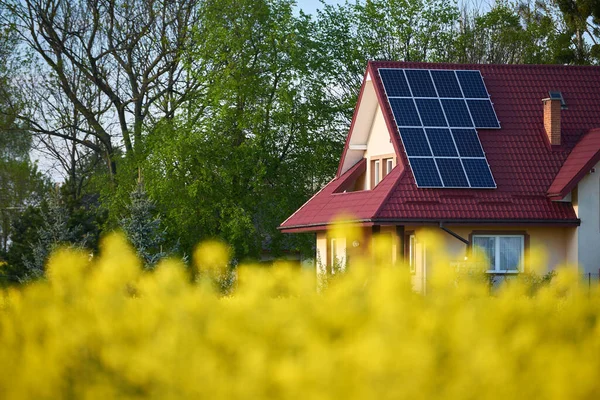 Photovoltaikanlagen Auf Dem Dach Des Hauses lizenzfreie Stockbilder