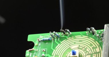 Elektronik devre, PCB 'de direnç kısa devre yaptı