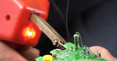 Elektronik elementin bir transformatör lehim ile lehimlenmesi