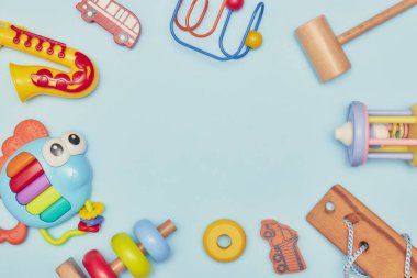 Mavi arka plandaki çocuk oyuncaklarının en üst görüntüsü. Çocuk oyuncakları masanın üstünde. Çocuklar için reklam oyuncakları konsepti. Uzayı kopyala Çocuk oyuncağı.