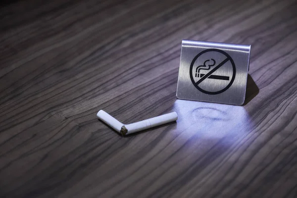 Žádné kouření na dřevěném stole. Koncepce fotografie zákazu kouření na veřejných místech, lékařství, zdravotnictví, kouření zdarma, nebezpečí a závislost. — Stock fotografie
