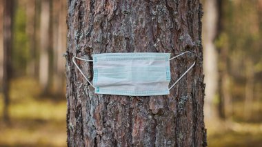 Coronavirus Corona virüs konsepti. Dünya, Corona virüsüyle savaşmak için maske taktı. COVID19 virüsüyle mücadele kavramı. Coronavirüs salgını ve koronavirüs gribi geçmişi.