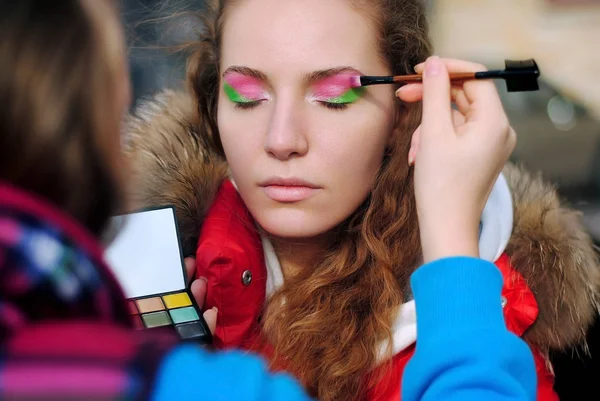 Makeup Cosmetics Model Make Artist Does Make Parking Lot Backstage — Stock Photo, Image