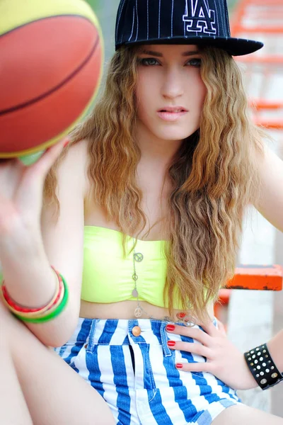 体育女孩 运动中的时髦女孩 打篮球 城市女孩训练 篮球场 生活方式体育 — 图库照片