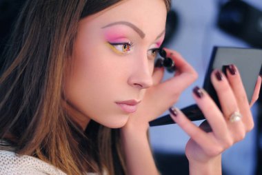 Makyaj ve kozmetik. Modeli. Makyöz makyaj yapar. Sahne arkasında