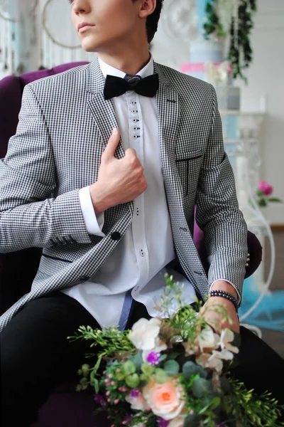 スタイリッシュな男 スタイリッシュな男 スタイリッシュな結婚式 ジャケットと蝶 白のインテリア 結婚式のアーチ 結婚式の装飾 男性ライフ スタイル — ストック写真