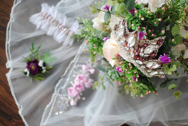 Elegáns Esküvői Esküvői Részleteket Női Korona Menyasszony Bouquet Női Kiegészítők — Stock Fotó