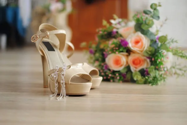 Casamento Elegante Detalhes Casamento Sapatos Femininos Buquê Noiva Acessórios Femininos — Fotografia de Stock