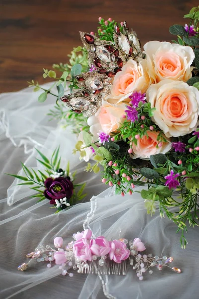 Elegáns Esküvői Esküvői Részleteket Női Korona Menyasszony Bouquet Női Kiegészítők — Stock Fotó
