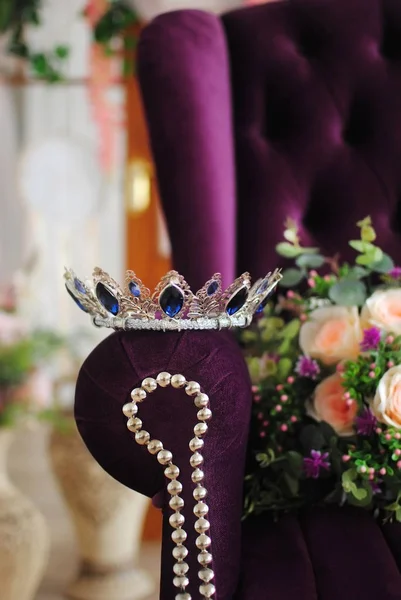 Elegáns Esküvői Esküvői Részleteket Női Korona Menyasszony Bouquet Stílusos Fotel — Stock Fotó