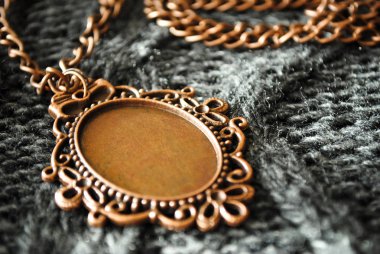 Bir desen ile yünlü örme kazak üzerinde Bakır süsler. Bakır aksesuarlar.