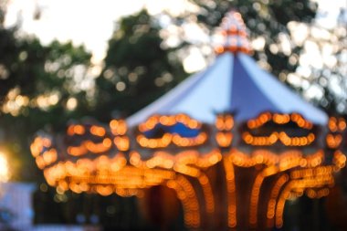 Park atlıkarınca. Bulanık bir atlıkarınca. Eğlence Parkı. Bokeh etkisi.