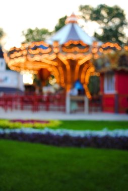 Park atlıkarınca. Bulanık bir atlıkarınca. Eğlence Parkı. Bokeh etkisi.