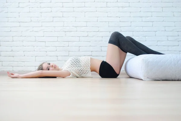 Mädchen Weißen Interieur Das Mädchen Auf Dem Bett Ruht Hause — Stockfoto