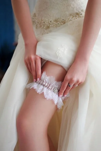 Braut Bei Der Hochzeit Damenaccessoires Stilvolle Hochzeit Weißer Innenraum Hochzeitsdekoration — Stockfoto