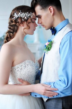 Beyefendi ve hanımefendi. Gelin ve damat. Şık düğün. Beyaz iç. Düğün süslemeleri. Yaşam tarzı.