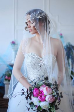 Gelin düğünde. Bayan aksesuarları. Şık düğün. Beyaz iç. Düğün süslemeleri. Yaşam tarzı.