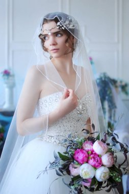 Gelin düğünde. Bayan aksesuarları. Şık düğün. Beyaz iç. Düğün süslemeleri. Yaşam tarzı.