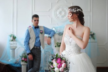 Beyefendi ve hanımefendi. Gelin ve damat. Şık düğün. Beyaz iç. Düğün süslemeleri. Yaşam tarzı.