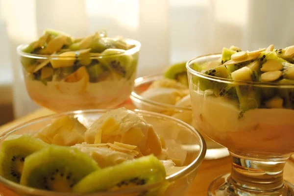 Frukost Från Frukt Frukt Dessert Glass Med Kiwi Och Nötter — Stockfoto