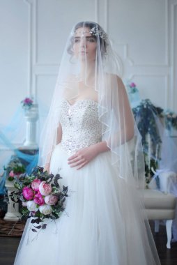 Gelin düğünde. Bayan aksesuarları. Şık düğün. Beyaz iç. Düğün süslemeleri. Yaşam tarzı.