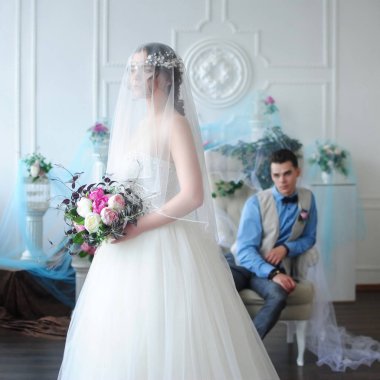 Beyefendi ve hanımefendi. Gelin ve damat. Şık düğün. Beyaz iç. Düğün süslemeleri. Yaşam tarzı.