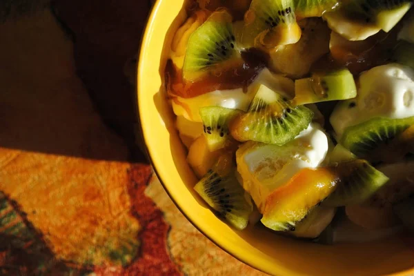 Frukost Från Frukt Frukt Dessert Glass Med Kiwi Och Honung — Stockfoto