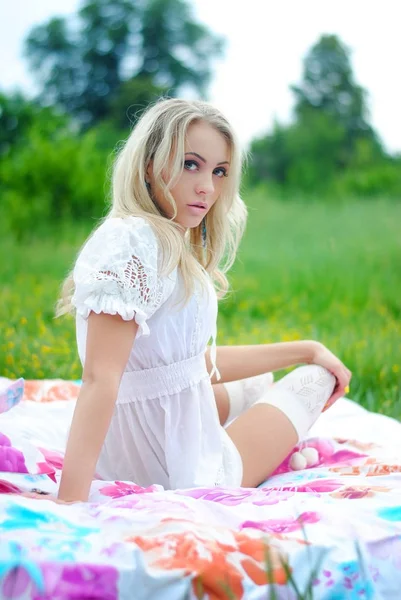 花が付いているベッドの素敵な女の子が 自然のベッド 森でベッドの上で白いドレスを着た女性 美しいライフ スタイル — ストック写真