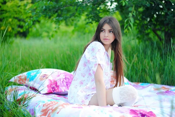 美丽的女孩在床上花 床在自然 穿着白色连衣裙的女士在森林里睡觉 美丽的生活方式 — 图库照片
