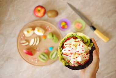 Meyvelerden Odaya Servis Kahvaltı. Meyve tatlı dondurma ile. Kivi ve apple bir mutfak dairesel ahşap tahta üzerinde. Meyve dilimleri. Sağlıklı gıda. Yararlı tatlılar.