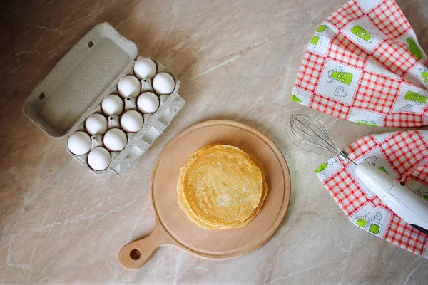 Uova Sul Tavolo Della Cucina Vassoio Uova Tavolo Marmo Pancakes — Foto Stock