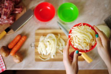 Lahana pancar çorbası en iyi görünüm için kesme. Borsch mermer bir tablo için malzemeler. Ukraynalı borsch pişirme süreci. Pancar çorbası yemek pişirmek için bir dizi.